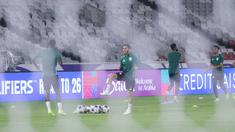 Pemain Timnas Arab Saudi melakukan sesi latihan jelang bertanding melawan Indonesia di Stadion Utama Gelora Bung Karno, Senayan, Jakarta, Senin (18/11/2024). (Bola.com/M Iqbal Ichsan)