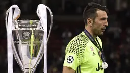Gianluigi Buffon (123 laga di Champions) - Buffon tercatat pernah 123 kali bermain di Liga Champions dan dua kali merasakan partai finalnya bersama Juventus. Namun, pemain asal Italia ini belum pernah merasakan trofi juara itu. (AFP/Javier Soriano)