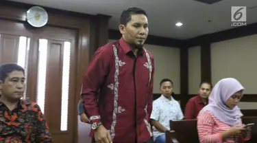 Bupati Bener Meriah, Ahmadi bersiap menjalani sidang perdana kasus dugaan suap alokasi dan penggunaan anggaran Dana Otonomi Khusus Aceh di Pengadilan Tipikor, Jakarta, Kamis (27/9). Sidang mendengar pembacaan dakwaan JPU. (Liputan6.com/Helmi Fithriansyah)