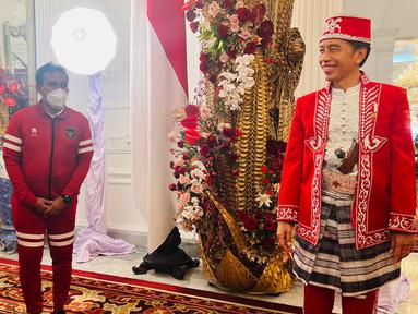 Senyum sumringah dari Presiden Republik Indonesia (RI), Joko Widodo terpancar ketika menemui Timnas Indonesia U-16 bersama pelatihnya, Bima Sakti Tukiman disela-sela perayaan HUT RI ke-77 di Istana Negara, Jakarta Pusat, Rabu (17/8/2022). (Biro Pers Sekretariat Presiden)