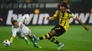 Kiper Hamburg SV, Rene Adler, berusaha menghalau bola tendangan striker Borussia Dortmund, Pierre Emerick Aubameyang. Gol Borussia Dortmund dicetak oleh Gonzalo Castro, Shinji Kagawa dan Pierre Emerick Aubameyang. (AFP/ Patrik Stollarz)