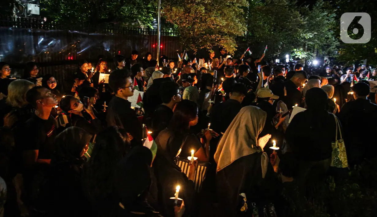 Aksi yang digelar oleh berbagai elemen masyarakat tersebut sebagai bentuk solidaritas dan dukungan kepada rakyat Palestina dalam menghadapi konflik dengan Israel. (Liputan6.com/Faizal Fanani)