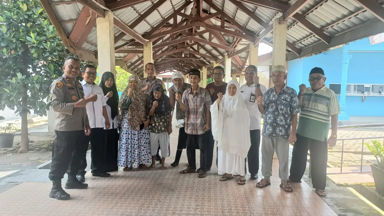 Personel Polresta bersilaturahmi dengan pengelola dan penghuni panti jompo sosialisasi tahapan Pilkada.