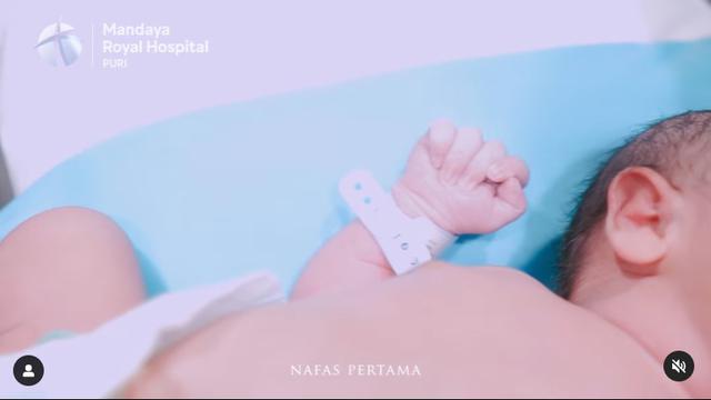 6 Potret Indah Permatasari Peluk Buah Hati, Masih Rahasikan Wajah dan Namanya