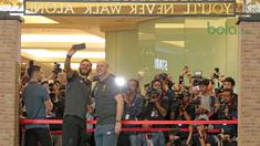 Legenda Liverpool,  Patrik Berger, Gary McAllister melakukan foto selfie saat hadir pada acara LFC World di Mal Taman Angrek, Jakarta (08/03/2018). (Bola.com/Nick Hanoatubun)