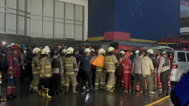 Dua kantong jenazah korban kebakaran Glodok Plaza, Mangga Besar, Jakarta Barat kembali dievakuasi Jumat petang, (17/1/2025).