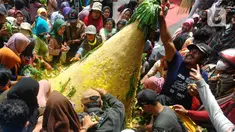Warga berebut tumpeng hasil pertanian di halaman Pendopo Kabupaten Trenggalek, Jawa Timur, Kamis (31/8/2023). (merdeka.com/arie basuki)