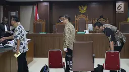 Terdakwa dugaan suap fungsi pengawasan anggota DPRD Kalimantan Tengah, Edy Saputra Suradja, Willy Agung dan Teguh Dudy Syamsuri Zaldy (kiri ke kanan) usai sidang lanjutan di Pengadilan Tipikor, Jakarta, Rabu (13/2). (Liputan6.com/Helmi Fithriansyah)