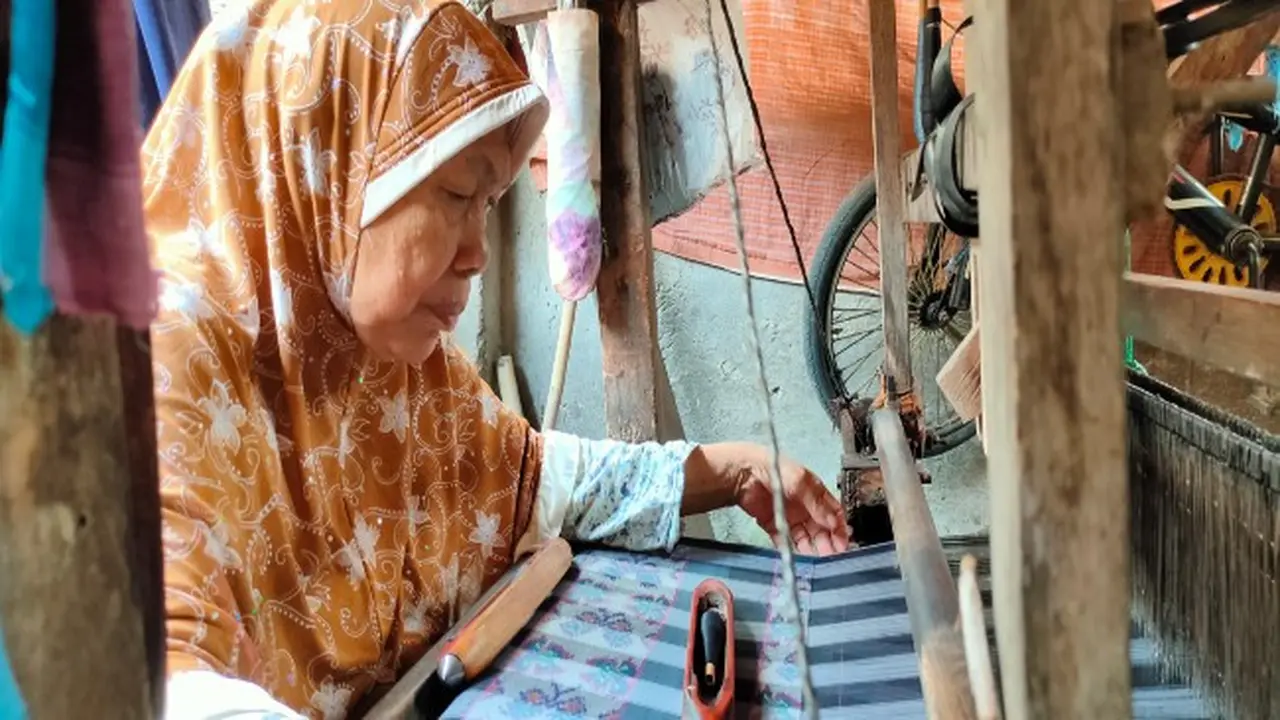 Semangat Nenek Juleha Penenun Kotrek Cirebon