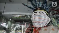 Ondel-ondel mengenakan masker terpajang di depan Kantor Kecamatan Kelapa Gading, Jakarta, Senin (21/9/2020). Kantor Kecamatan Kelapa Gading ditutup sementara selama 3 hari hingga Rabu (23/9) mendatang, pasca meninggalnya Camat Kelapa Gading, M Harmawan akibat COVID-19. (merdeka.com/Iqbal Nugroho)