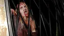 Seorang berdandan seperti Zombie selama pembukaan wahana yang disebut "The Walking Dead Experience-Chapter One" di Atlanta, Amerika Serikat, (29/10/2015). Acara ini juga dikunjungi oleh para bintang serial " The Walking Dead ". (REUTERS/Tami Chappell)