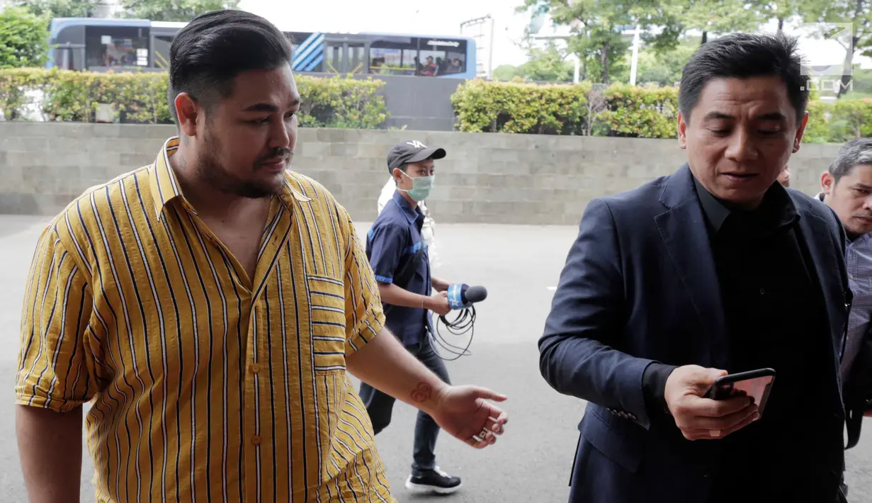 Ivan Gunawan ditemani kuasa hukumnya, Sandy Arifi tiba di Polres Metro Jakarta Barat, Kamis (17/1). Ivan Gunawan memenuhi panggilan polisi sebagai saksi dalam kasus narkoba yang menjerat asistennya berinisial AJA. (Muhammad Akrom Sukarya/Kapan Lagi)