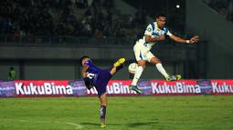 Selebrasi pemain Persita Tangerang, Irsyad Maulana (kiri), berebut bola dengan pemain&nbsp;PSIS Semarang, Delfin Rumbino dalam pertandingan pekan kedua BRI Liga 1 2023/2024 yang berlangsung di Stadion Indomilk Arena, Tangerang, Sabtu (8/7/2023). (Bola.com/Ikhwan Yanuar)