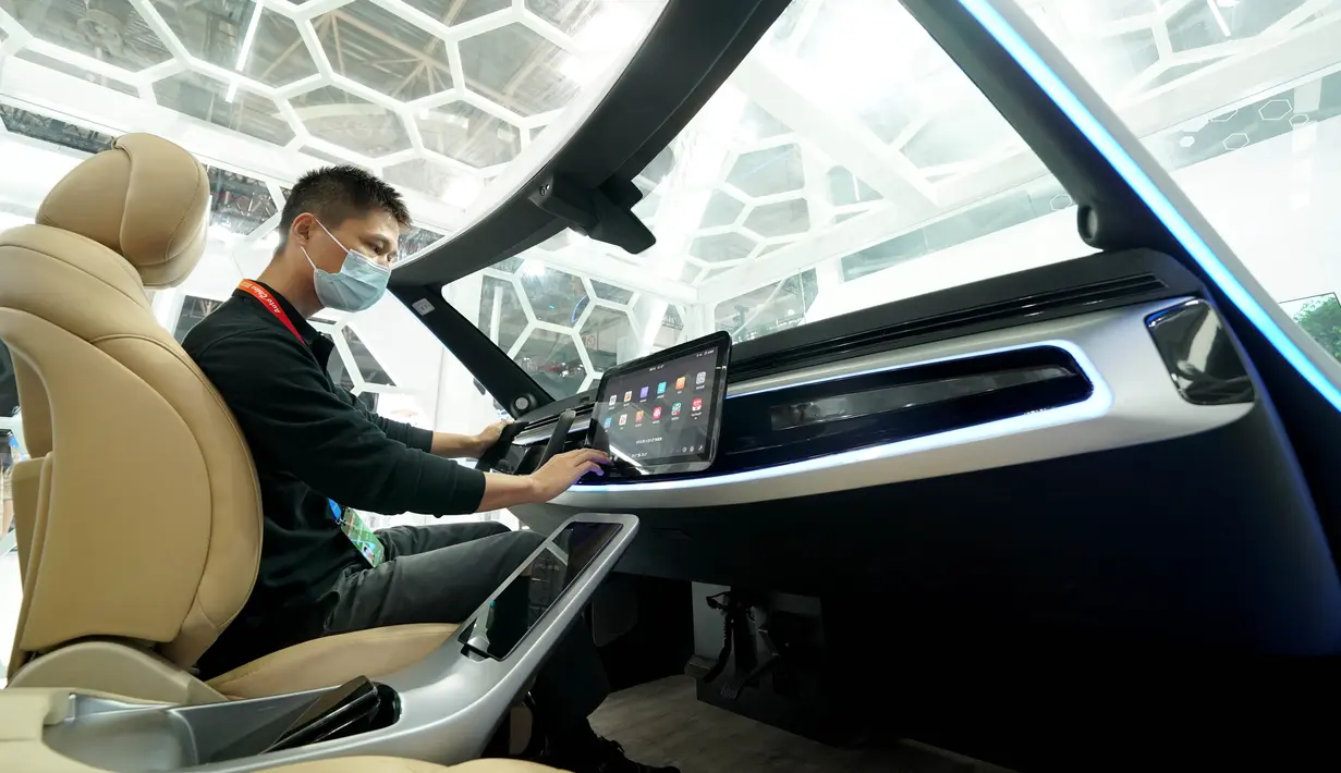 Seorang staf memperagakan solusi otomotif cerdas yang dikembangkan oleh Huawei dalam Pameran Otomotif Internasional Beijing 2020 di Beijing, China, 26 September 2020. Ajang ini mulai digelar pada Sabtu (26/9). (Xinhua/Chen Jianli)