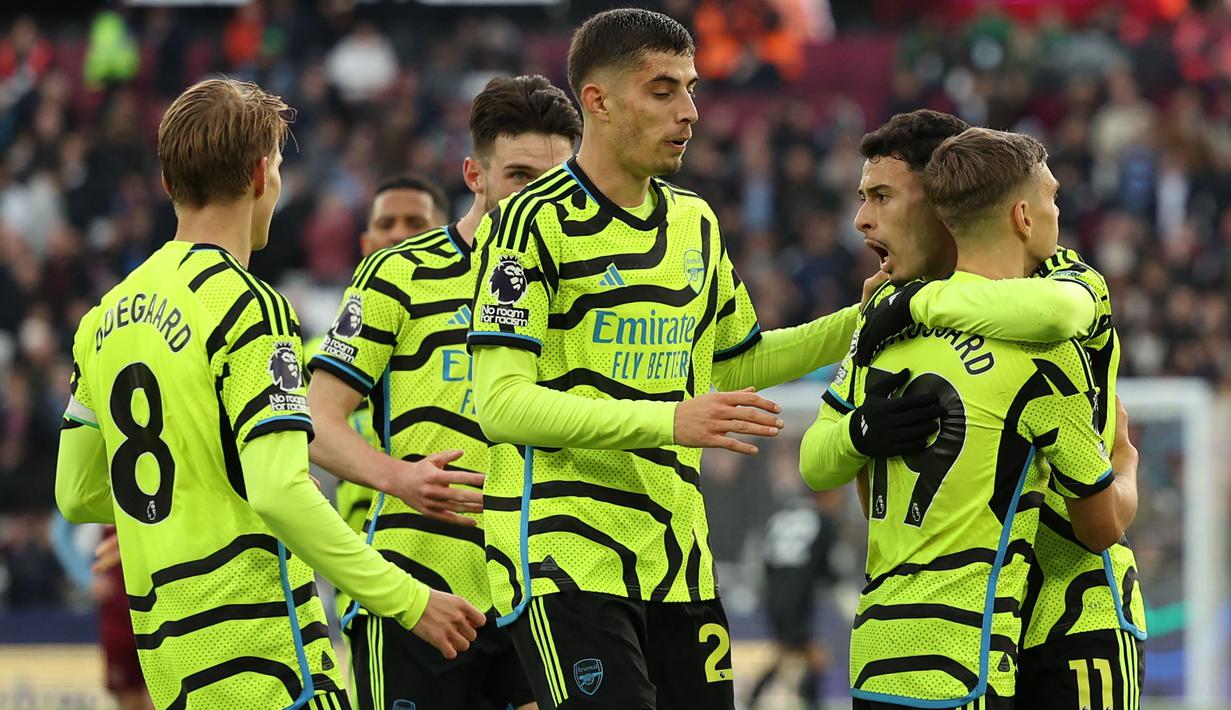 Arsenal baru saja meraih kemenangan besar dengan mengalahkan West Ham United dengan enam gol tanpa balas pada pekan ke-24 Premier League 2023/2024 di London Stadium, London, Minggu (11/2/2024). Kemenangan di atas 5 gol ternyata bukan yang pertama kali dicetak Arsenal sepanjang sejarah Premier League. Termasuk kemenangan besar atas West Ham, ini dia 5 kemenangan terbesar The Gunners di ajang Premier League. (AFP/Adrian Dennis)