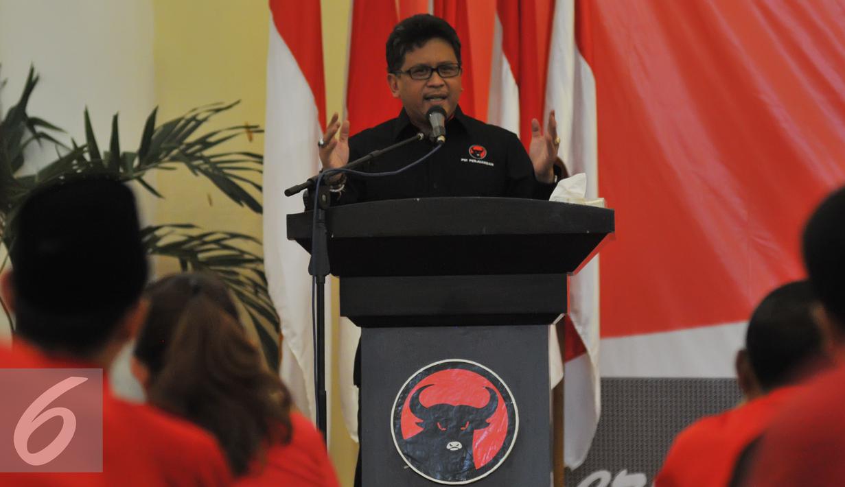 Sekjen PDIP, Hasto Kristianto menyampaikan pidatonya di depan peserta sekolah calon kepala daerah dari PDIP, Jawa Barat, Jumat (3/7/2015). Sekolah partai berlangsung sejak 28 Juni hingga 3 Juli 2015 dihadiri 114 orang calon. (Liputan6.com/Herman Zakharia)