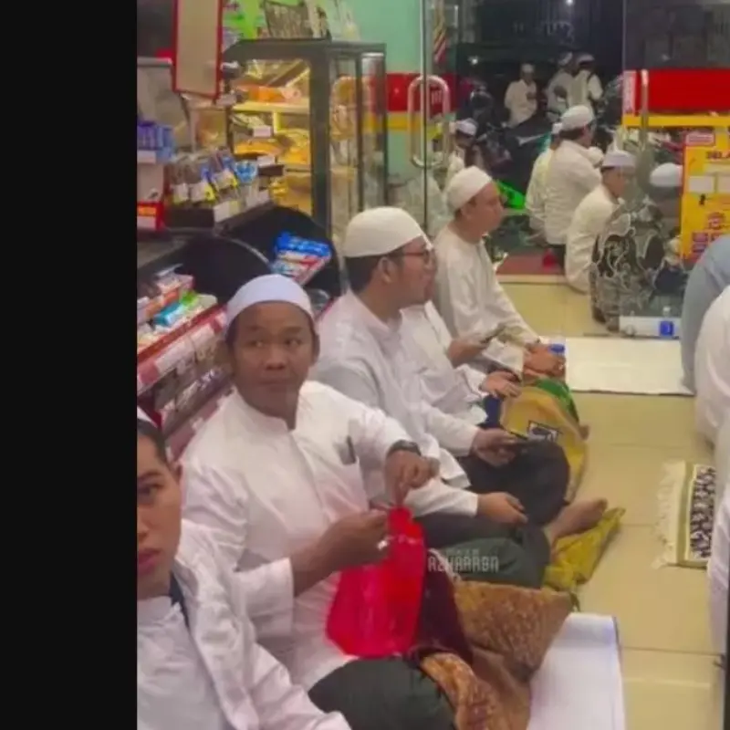 Viral Warga Salat Tarawih di Dalam Minimarket, Disebut Jadi Tradisi Tahunan Jelang Lebaran.