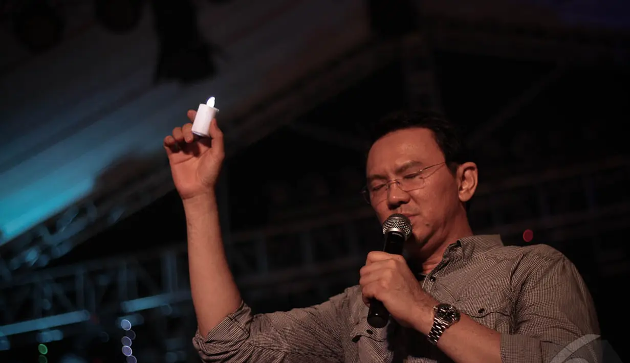 Gubernur DKI Basuki Tjahaja Purnama memimpin doa di kawasan Monas, Jakarta, Rabu (31/12) dini hari. (Liputan6.com/Faizal Fanani)