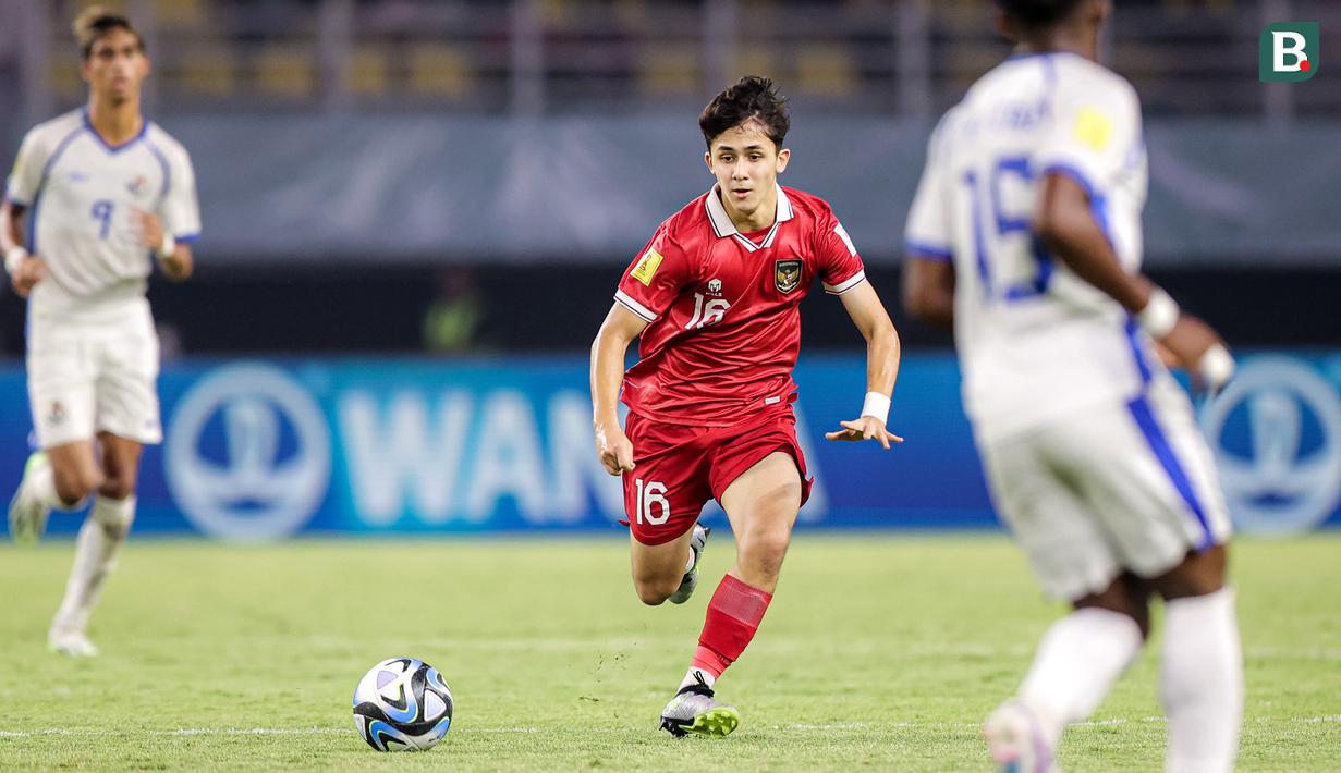<p>Pemain Timnas Indonesia U-17, Amar Brkic berusaha mengejar bola saat menghadapi Timnas Panama U-17 pada laga kedua Grup A Piala Dunia U-17 2023 di Stadion Gelora Bung Tomo (GBT), Surabaya, Senin (13/11/2023). (Bola.com/Bagaskara Lazuardi)</p>