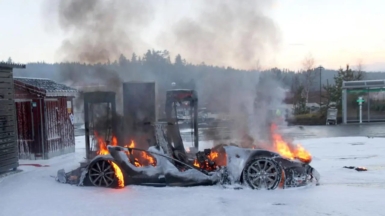 Mobil Listrik Tesla Terbakar Saat Isi Ulang