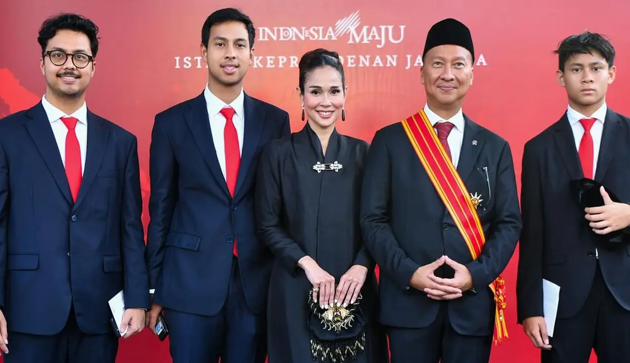 <p>Beberapa menteri mendapatkan tanda kehormatan dari Presiden Jokowi di Istana Negara. Salah satunya yang menarik untuk dilihat adalah penampilan para istri. Loemongga memilih kebaya hitam polos yang panjang, dengan padu padan kain batik cokelat. Sentuhan bros silver menjadi pemanis penampilannya secara keseluruhan. [Foto: Instagram/loemongga]</p>