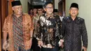Sekjen Partai Demokrasi Indonesia Perjuangan (PDIP) Hasto Kristiyanto (tengah) disambut sejumlah ketua DPP sowan di Gedung PBNU, Jakarta, (8/1). Kedatangannya untuk mengundang Ketua Umum PBNU Said Aqil Siradj ke Rakernas PDIP. (Liputan6.com/Helmi Afandi)