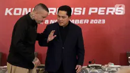 Radja Nainggolan (kiri) bersama Ketua Umum PSSI Erick Thohir. (Liputan6.com/Helmi Fithriansyah)