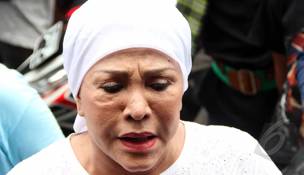 Mpok Atiek berkunjung ke rumah Mpok Nori di kawasan  Bambu Apus, Jakarta Timur, Jumat (3/4/2015). Sejumlah artis mendatangi rumah Mpok Nori setelah mendengar meninggalnya  komedian senior tersebut. (Liputan6.com/Helmi Afandi)
