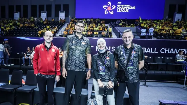 Toiran Gonzales Reidel (kedua dari kiri), ditunjuk PBSI menjadi pelatih sementara Timnas Voli Putra Indonesia yang bakal berlaga di AVC Men's Cup 2026. (Bola.com/PBVSI)