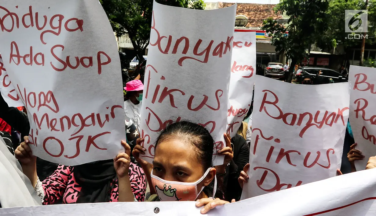 Masa yang tergabung gerakan bela korban pinjaman online menggelar aksi di depan PN Jakarta Pusat, Jakarta, Rabu (6/2). Mereka meminta kepada masyarakat untuk waspada terhadap rentenir online. (Liputan6.com/Johan Tallo)
