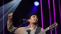 "Saya dibesarkan oleh musik era 90-an. Apalagi yang jomblo, yang jomblo mana suaranya. Ayo anak 90-an ingat lagu saya ini 'Cukup Sudah'," ajak Glenn bernyanyi bersama. (Andy Masela/Bintang.com)