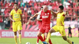 Striker impor PSM Nemanja Vucicevic berduel dengan bek Sriwijaya FC Fachrudin Aryanto. (Liga Indonesia)