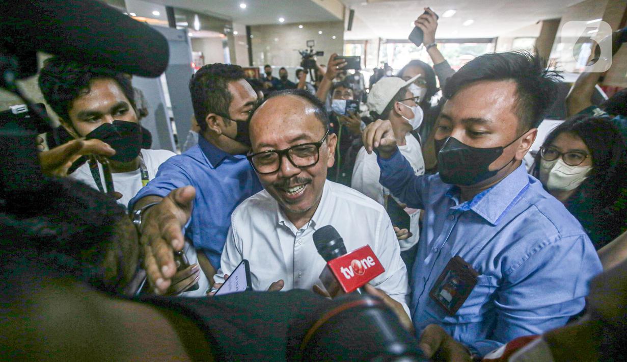 Wakil Ketua LPSK Achmadi usai menemui Bharada E di Gedung Bareskrim Mabes Polri, Jakarta, Selasa (9/8/2022). Dia mengatakan syarat justice collaborator bisa terpenuhi jika benar bukan pelaku utama. (Liputan6.com/Faizal Fanani)