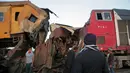 Warga berkumpul di lokasi tabrakan kereta dekat Kom Hamadah, Provinsi Beheira, Mesir, Rabu (28/2). Serangkaian tabrakan kereta memicu kemarahan publik Mesir. (AP Photo/Mostafa Darwish)