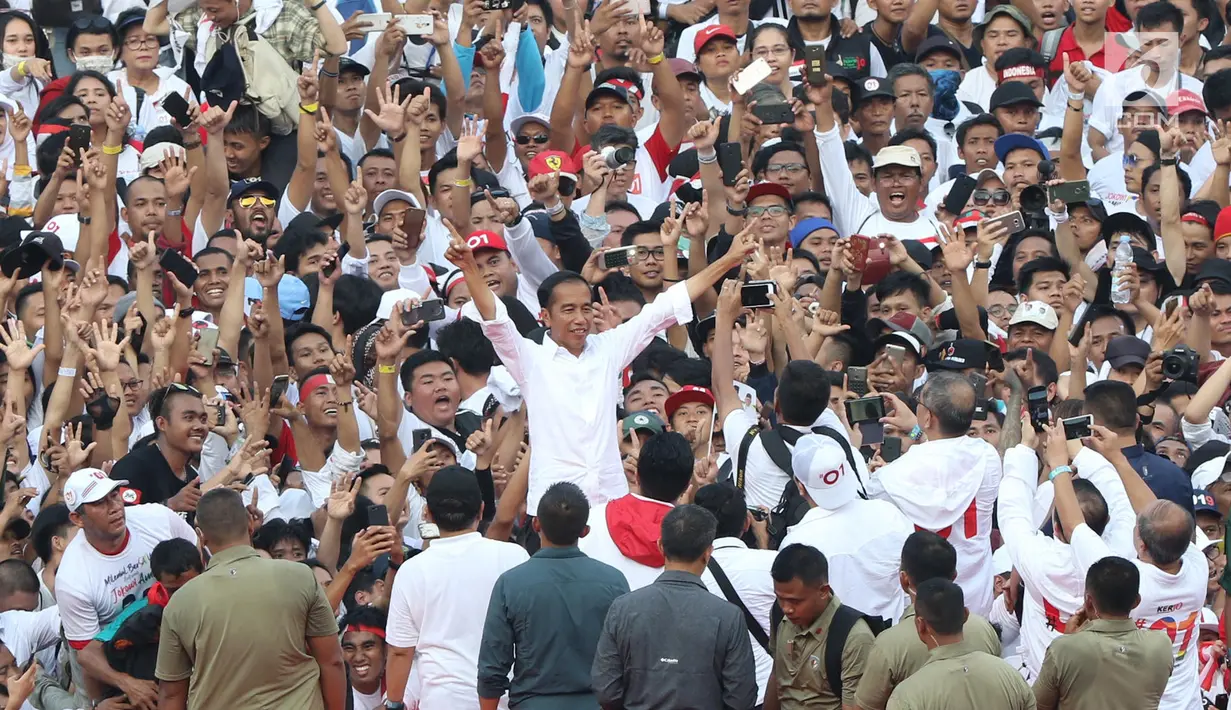 Capres 01 Joko Widodo mengacungkan jari saat kampanye akbar bertajuk 'Konser Putih Bersatu' di Stadion Gelora Bung Karno, Jakarta, Sabtu (13/4). Dalam kampanyenya Jokowi mengajak  untuk mencoblos pasangan 01 Jokowi-Ma'ruf Amin saat Pemilu 2019. (Liputan6.com/Angga Yuniar)