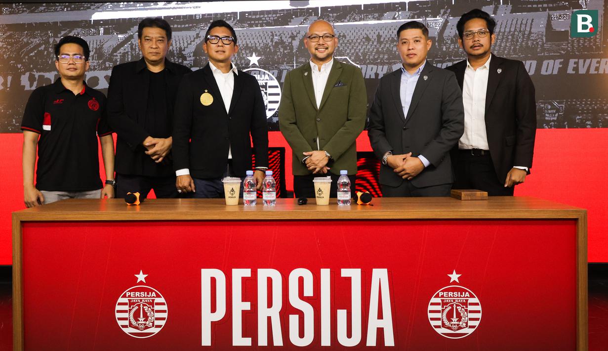 Foto bersama para petinggi tim Persija Jakarta dengan Trengganu FC saat acara penandatanganan MoU kerja sama antara Persija Jakarta dan Trengganu FC yang bertempat di Kantor Persija, Jakarta, pada Jumat (28/11/2025).