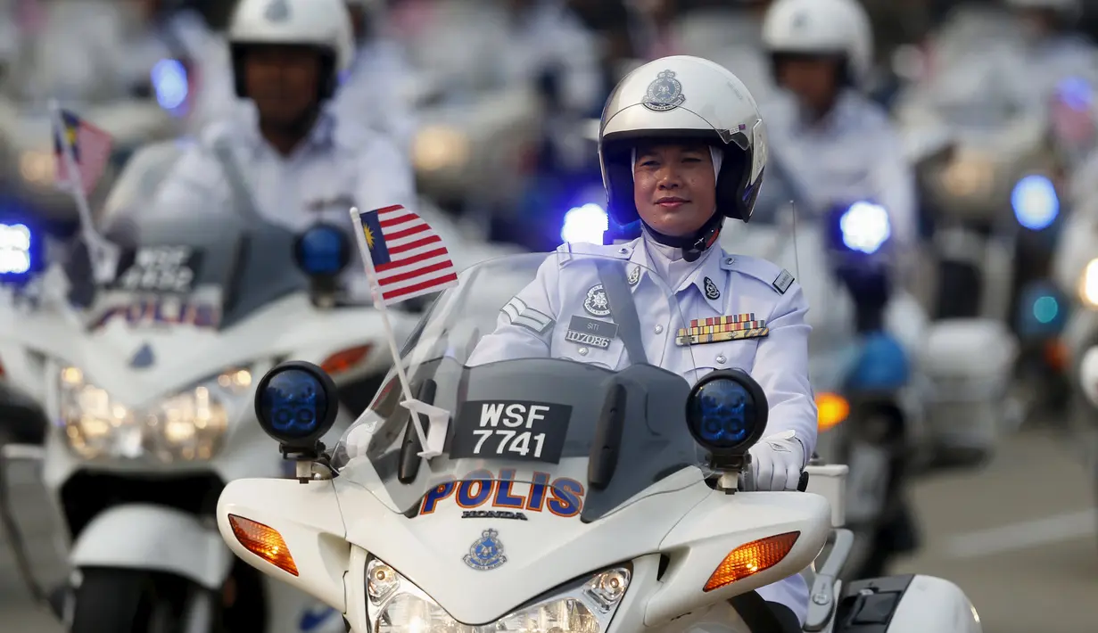 Sejumlah anggota kepolisian Malaysia ikut ambil bagian saat parade Hari Kemerdekaan ke-58 di Kuala Lumpur, Senin (31/8/2015).  Perayaan kemerdekaan kali ini dilakukan di tengah desakan mundur kepada PM Najib. (REUTERS/Olivia Harris)