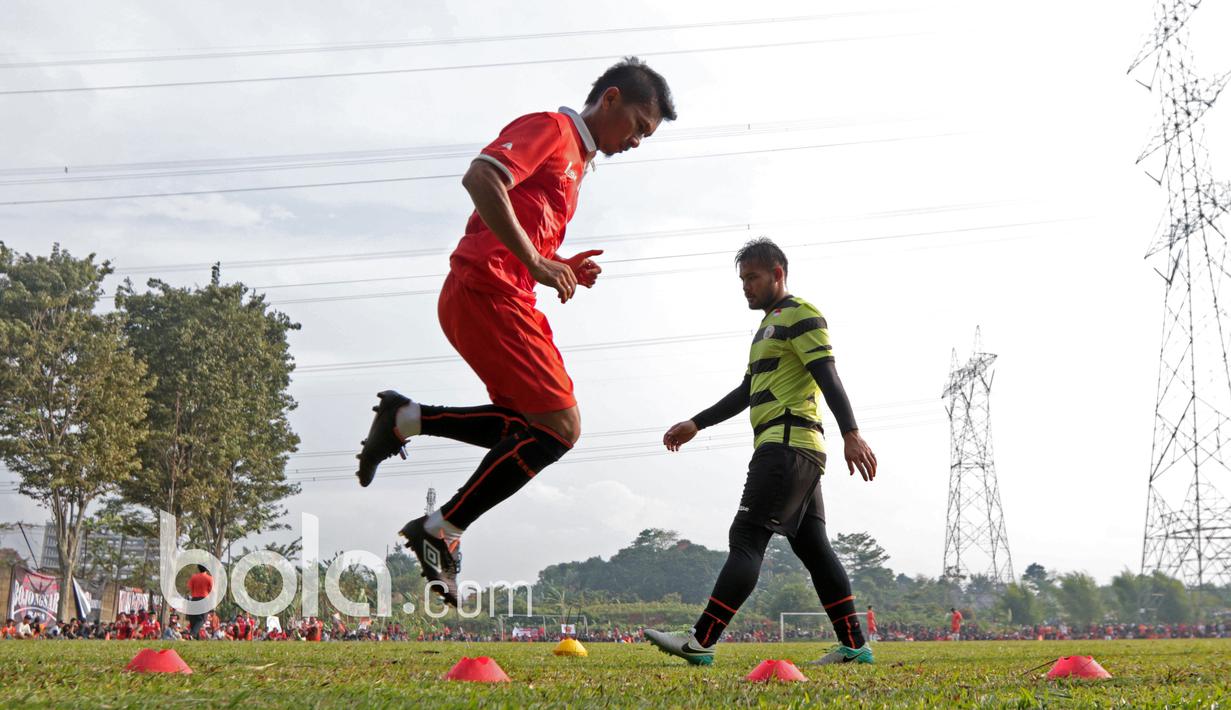 Dua Punggawa Persija Jakarta, Ismed Sofyan dan Andritany saat melakukan latihan mengoptimalkan fisik di Lapangan POR Sawangan, Sabtu (21/1/2017). (Bola.com/Nicklas Hanoatubun)
