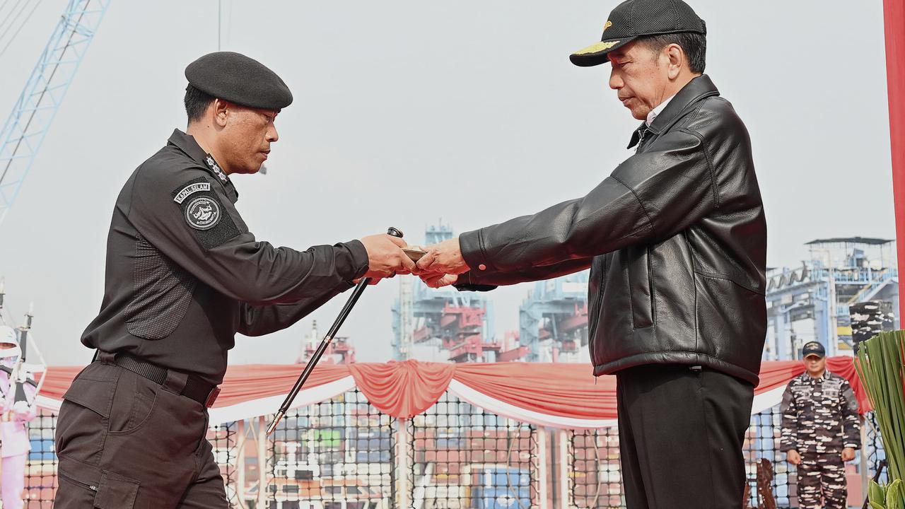 Presiden Joko Widodo atau Jokowi menganugerahkan Tanda Kehormatan Samkarya Nugraha untuk KRI Nanggala-402 yang tenggelam di perairan Bali pada 2021 lalu (Rusman - Biro Pers Sekretariat Presiden)