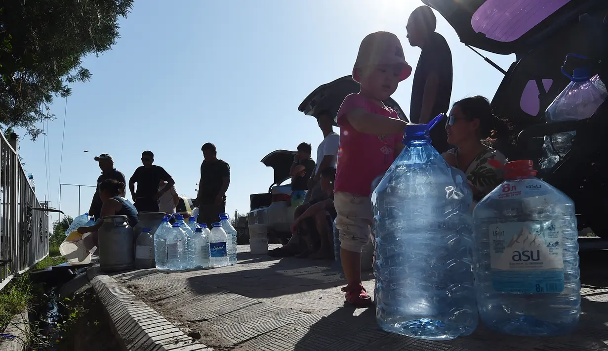 Dengan infrastruktur air era Soviet dan sumber daya yang terbatas, pemerintah Bishkek harus berjuang keras untuk menjaga agar air tetap mengalir. (VYACHESLAV OSELEDKO / AFP)