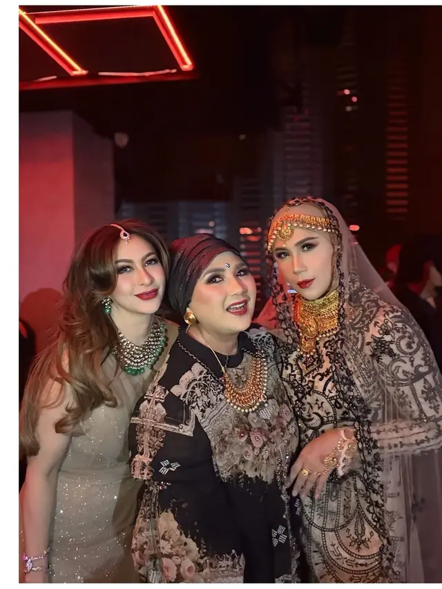 10 Artis Pakai Busana India di Acara Diwali 2025, Luna Maya hingga Wulan Guritno