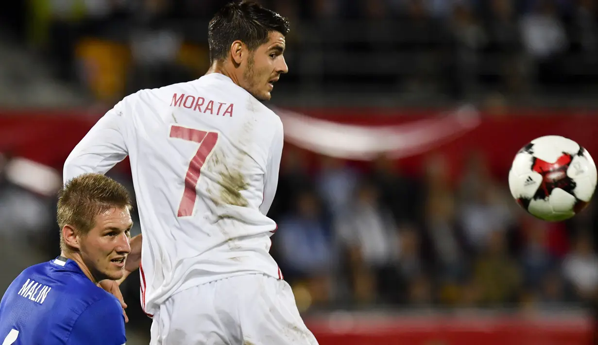 Duel pemain Liechtenstein, Martin Rechsteiner dengan pemain Spanyol, Alvaro Morata pada laga grup G kualfikasi Piala DUnia 2018 di Rheinpark Stadion, Vaduz, (5/9/2017). Spanyol menang 8-0. (Gian Ehrenzeller/Keystone via AP)