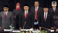 Ketua MPR RI periode 2019-2024 Bambang Soesatyo (tengah), Ahmad Muzani dan Ahmad Basarah menyanyikan lagu Indonesia Raya di kompleks parlemen, Jakarta, Kamis (3/10/2019). Bambang Soesatyo resmi menjadi Ketua MPR setelah Fraksi Gerindra di MPR menyatakan sepakat. (Liputan6.com/Johan Tallo)