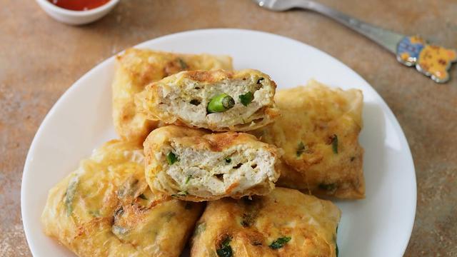 Cara Membuat Martabak Tahu Kulit Lumpia Yang Krispi Lifestyle Fimela Com Lumpia yang merupakan versi filipina dari asian spring/egg roll dapat disajikan sebagai sebuah makanan pendamping atau hidangan pembuka. cara membuat martabak tahu kulit lumpia