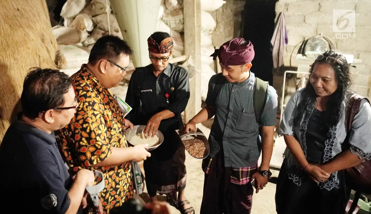 Wakil Bupati Kabupaten Tabanan, I Komang Gede Sanjaya (tengah) meninjau pameran UKM dan berdialog dengan binaan Sampoerna Entrepreneurship Training Center (SETC) di Tabanan, Bali Kamis (29/11). (Liputan6.com/HO/Ading)