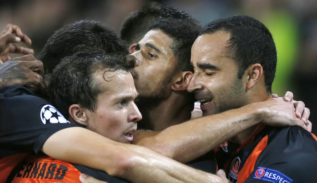 Para pemain Shakhtar Donetsk, merayakan gol yang dicetak oleh Taison, ke gawang Napoli pada laga Liga Champions di Stadion Metalist, Ukraina, Kamis (14/9/2017). Shakhtar Donetsk menang 2-1 atas Napoli. (AP/Efrem Lukatsky)
