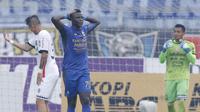 Striker Persib, Ezechiel N'Douassel, tampak kecewa gagal membobol gawang Bali United pada laga Liga 1 Indonesia di Stadion Si Jalak Harupat, Bandung, Kamis, (21/9/2017). Kedua klub bermain imbang 0-0. (Bola.com/M Iqbal Ichsan)