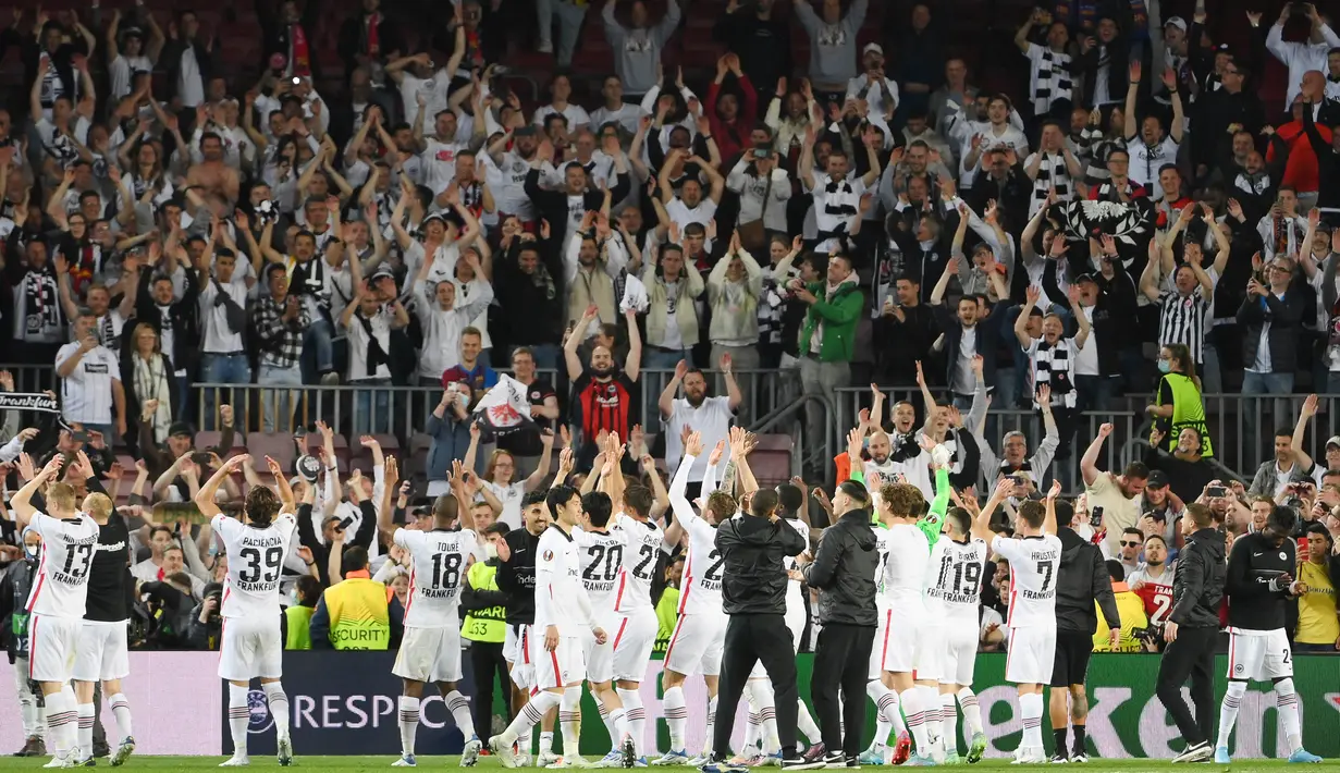 Entah itu mempengaruhi performa Barcelona atau tidak. Pada akhirnya, mereka dipaksa bertekuk lutut oleh wakil Jerman tersebut dengan skor 2-3 dan tersingkir dari Liga Europa musim ini. (AFP/Lluis Gene)