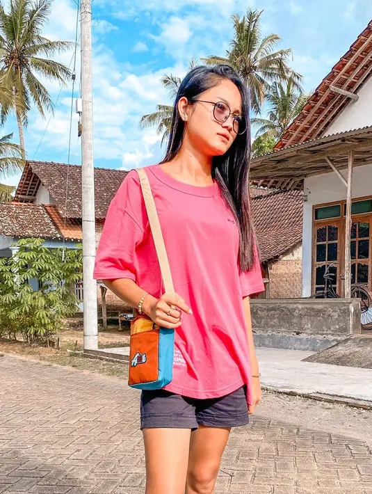 Safira Inema kerap berpenampilan santai dan simpel di berbagai momen. Meski simpel, namun gaya Safira tetap terlihat kece. Dengan kaus polos warna pink, Safira Inema berhasil memukau netizen. Netizen tak ragu menyebut Safira Inema berparas manis. (Liputan6.com/IG/@safirainema_)