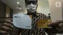 Seorang pria menunjukkan buku tabungan dan ATM Bank Syariah Indonesia di kantor cabang BSI, Jakarta Selasa (2/2/2021). Pada 27 Januari 2021, BSI telah mendapatkan persetujuan OJK ditandai dengan keluarnya Salinan Keputusan Dewan Komisioner OJK Nomor 4/KDK.03/2021. (Liputan6.com/Johan Tallo)